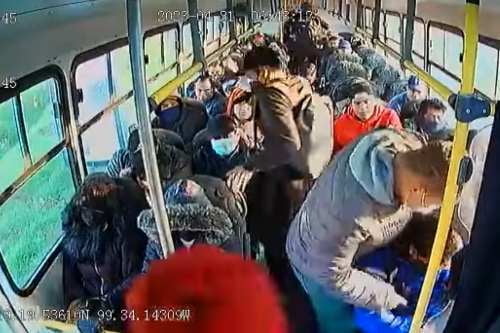 Video: Cuatro sujetos asaltan autobús de pasajeros en minuto y medio